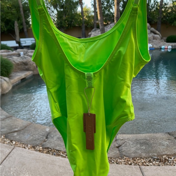 SKIMS Scoop Neck One Piece - Limited Edition Neon Green 🔥💚 Sold Out Online! - Picture 5 of 6
